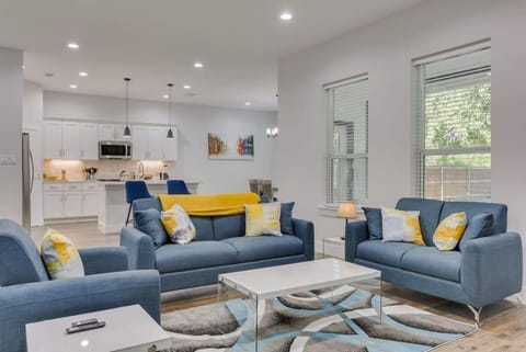 Modern and Comfortable Home Close to Downtown House in Irving