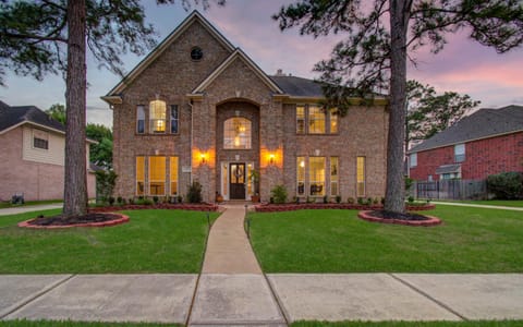 Big Texas Living - Spacious 5-BD with Pool House in Cypress