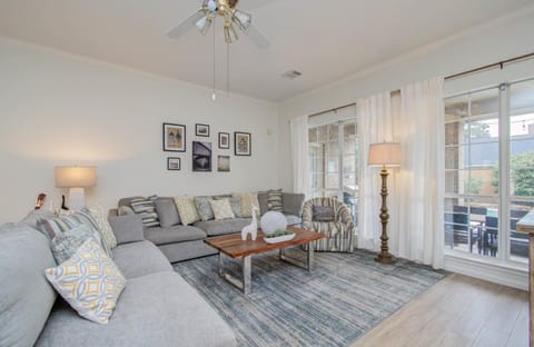 Big Texas Living - Spacious 5-BD with Pool House in Cypress