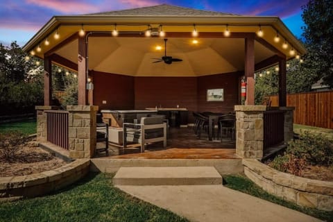 Luxury4000sqft Hot Tub Games Cinema FTWorth ATTST House in Arlington