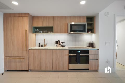 Coffee/tea facilities, Kitchen or kitchenette, oven, stove