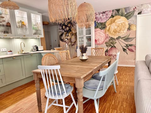 Kitchen or kitchenette, Seating area, Dining area