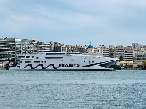 Grey Suite at Piraeus Port Apartment in Pireas