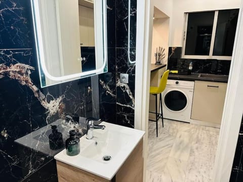 Grey Suite at Piraeus Port Apartment in Pireas