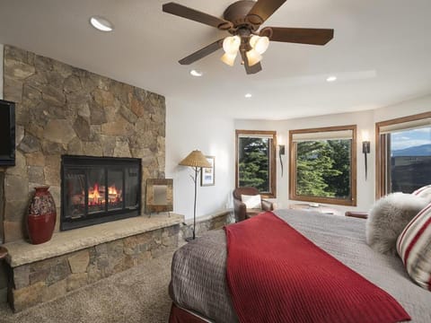 Luxury By The Lake House in Dillon