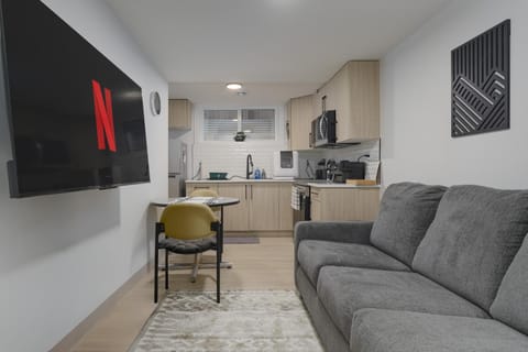 TV and multimedia, Kitchen or kitchenette, Living room, Seating area, Dining area
