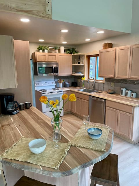 Coffee/tea facilities, Kitchen or kitchenette, dishwasher, microwave, oven, stove, toaster