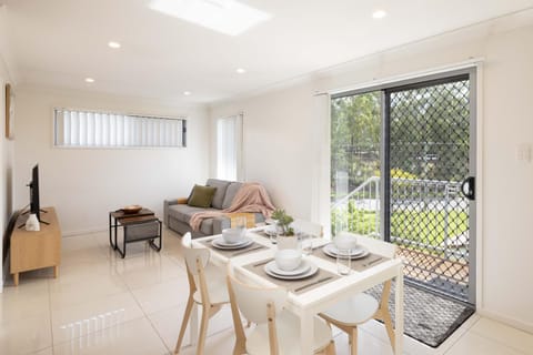 TV and multimedia, Living room, Seating area, Dining area