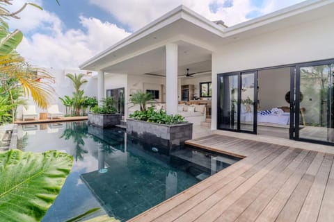 Property building, Balcony/Terrace, Swimming pool