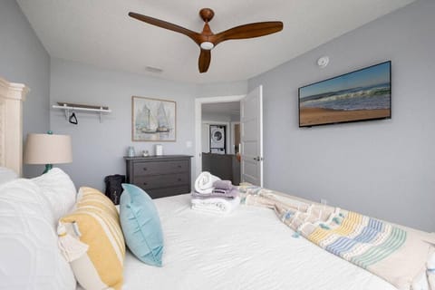 Bed, TV and multimedia, Bedroom