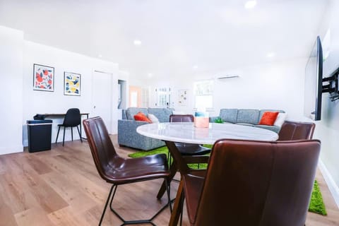 StylishAptWtrGrdnOppLake&Prk&Yrd Apartment in Winter Garden