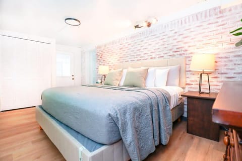 StylishAptWtrGrdnOppLake&Prk&Yrd Apartment in Winter Garden