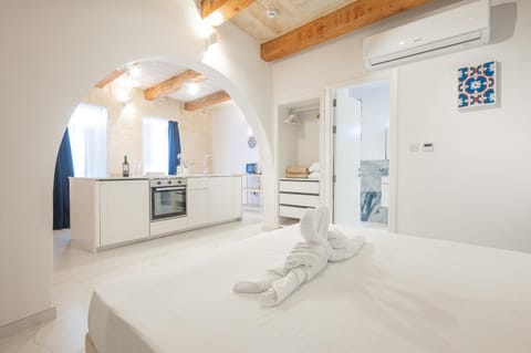 Bed, Kitchen or kitchenette, Bedroom, towels, air conditioner