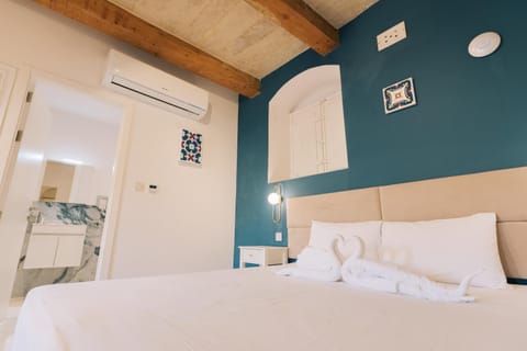 Bed, Bedroom, towels, air conditioner