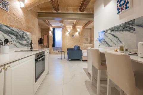 TV and multimedia, Kitchen or kitchenette, Living room, Seating area, Dining area