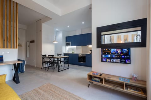 Kitchen or kitchenette, Living room, Seating area, Dining area