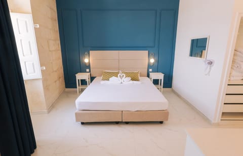 Bed, Bedroom, towels, wardrobe