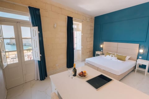 Bed, View (from property/room), Balcony/Terrace, Photo of the whole room, Dining area, towels