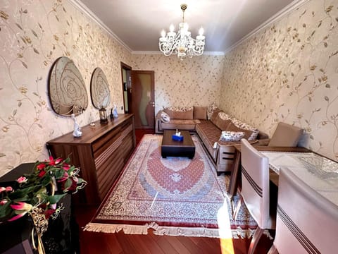 Bed, Living room, Photo of the whole room, Seating area