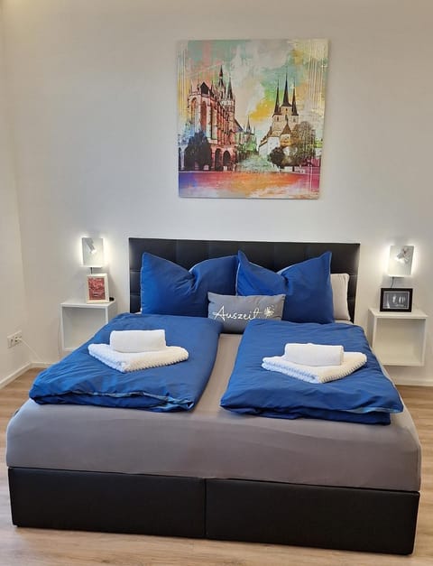 Bed, Bedroom, towels