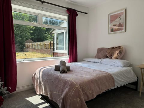 3 bedroom cosy home in Birmingham House in Oldbury