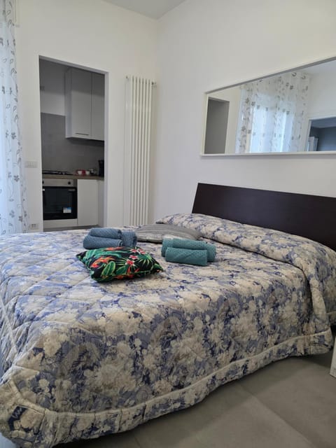 Bed, towels
