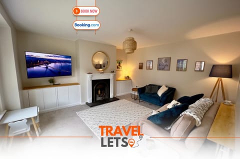 Communal lounge/ TV room, TV and multimedia, Living room, Evening entertainment, Text overlay
