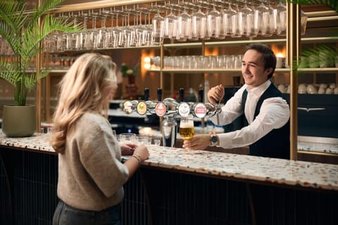 Restaurant/places to eat, Coffee/tea facilities, Lounge or bar, Food and drinks