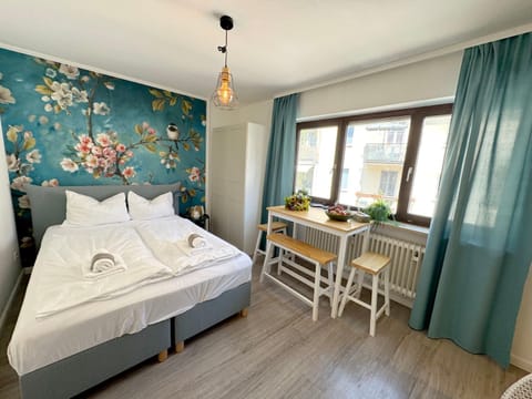 Bed, Photo of the whole room, Seating area, Dining area, Bedroom