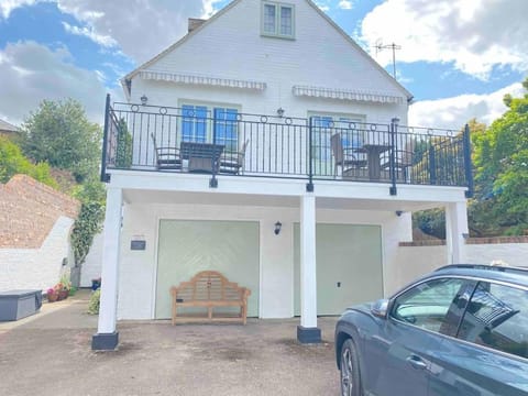 Property building, Day, View (from property/room), Balcony/Terrace, Balcony/Terrace, Seating area, Pets, Parking, pet friendly