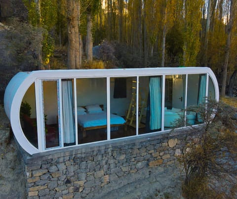 Property building, Patio, Spring, Bed, Day, Natural landscape, Garden, View (from property/room), Balcony/Terrace, Bedroom, Garden view