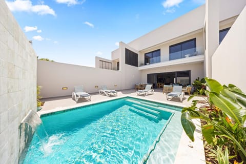 Property building, Day, Swimming pool, sunbed