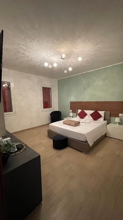 Bed, TV and multimedia, Coffee/tea facilities, Photo of the whole room, Seating area, Bedroom, heating, minibar, wardrobe, air conditioner