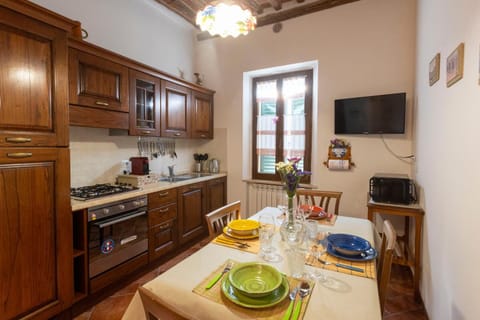 TV and multimedia, Coffee/tea facilities, Kitchen or kitchenette, Dining area, dishwasher, oven, stove