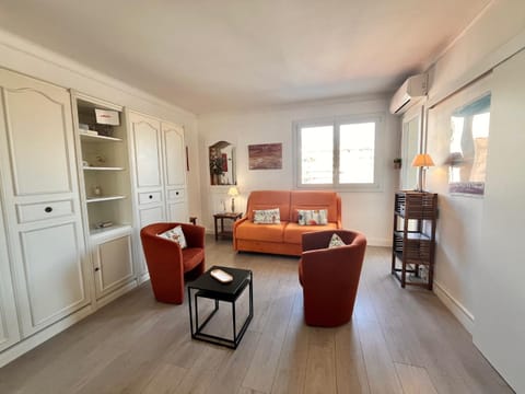 Living room, Photo of the whole room