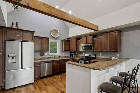 5 bedroom, Lakeside Family Getaway with Playground House in Lake Anna