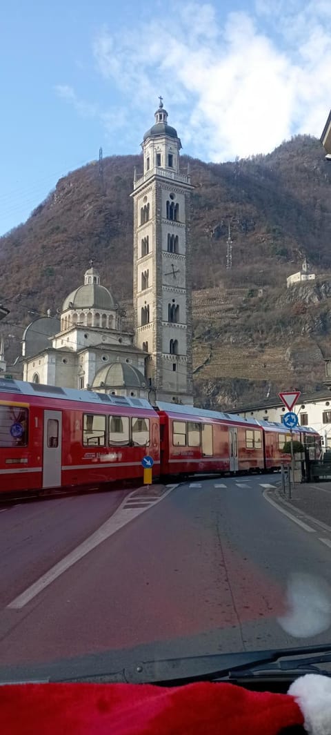 Day, Neighbourhood, Natural landscape, Mountain view, Location, shuttle