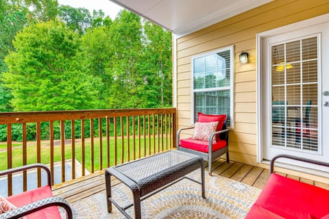 3 Mi to Avalon Townhome with Balcony in Alpharetta! House in Alpharetta