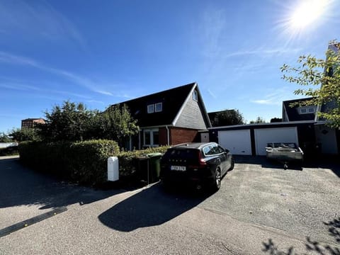 Property building, Day, Street view, Parking