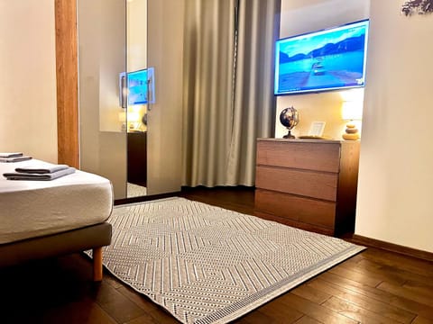 Bed, TV and multimedia, Bedroom