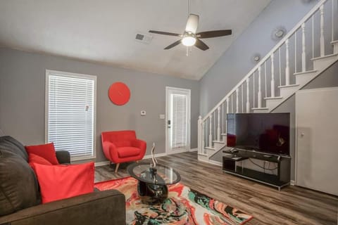 The Rosewood Townhouse - 10 mins to horse park! House in Conyers