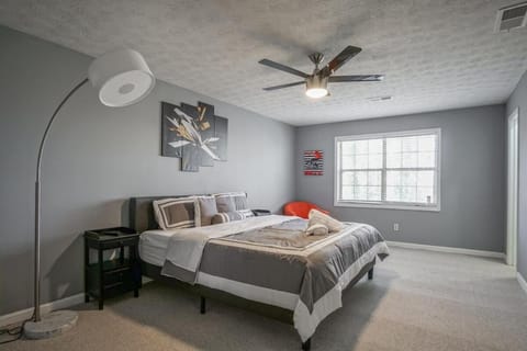 The Rosewood Townhouse - 10 mins to horse park! House in Conyers