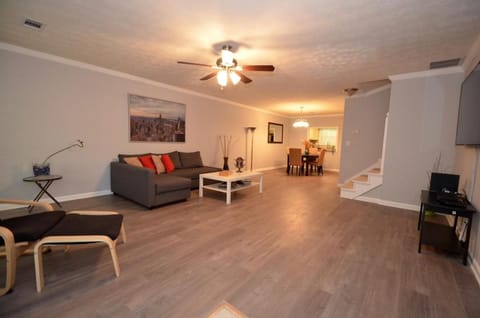 Modern 2BR Townhome, Sleeps 6,Near ATL House in Conyers