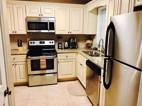 Modern 2BR Townhome, Sleeps 6,Near ATL House in Conyers