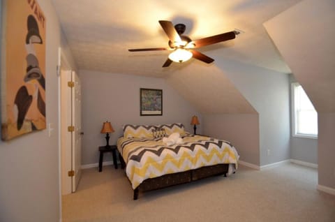 Modern 2BR Townhome, Sleeps 6,Near ATL House in Conyers