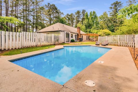 Property building, Day, Garden, Garden view, Pool view, Swimming pool, Swimming pool, sunbed