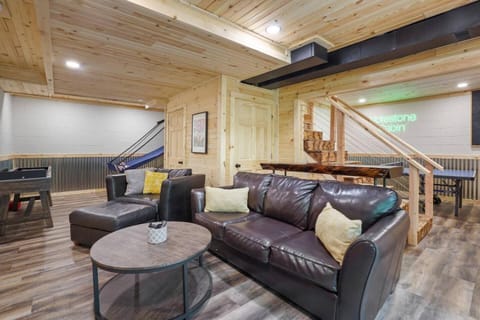 Game RoomHot Tub4mi to Rock HouseGives Back! House in Perry Township