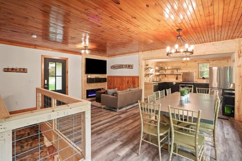 Game RoomHot Tub4mi to Rock HouseGives Back! House in Perry Township