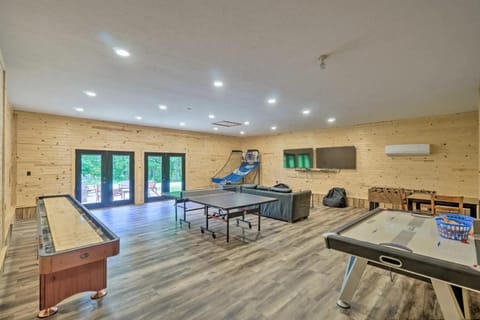 Game Room6mi to parksGroup GetawayGives Back! House in Falls Township