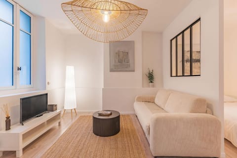 Bed, TV and multimedia, Living room